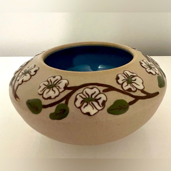 Pigeon Forge Pottery Bowl Vase - Dogwood Flowers With Blue Glaze inside Signed - Picture 3 of 7